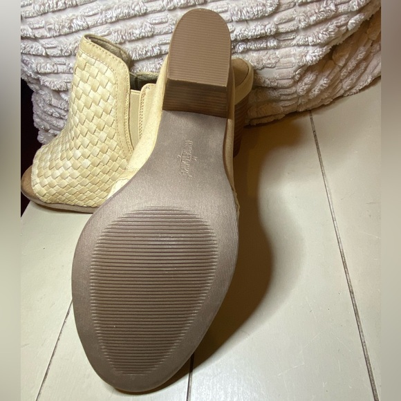 Minnetonka Mona Attached Chunky Heel Slide
Sandals. Natural. Size 8. Brand new - Picture 6 of 6